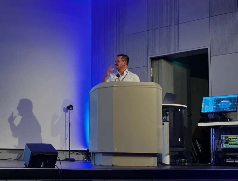 Christoph Groß-Fengels am Rednerpult der Tonmeistertagung 2025
